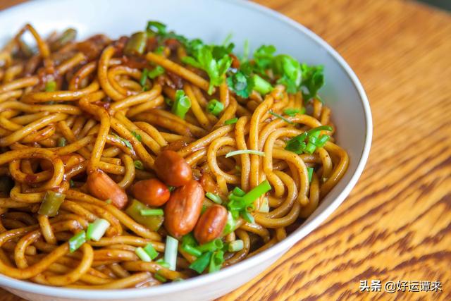 湖北传统美食热干面，湖北武汉旅游特产小吃美食推荐之