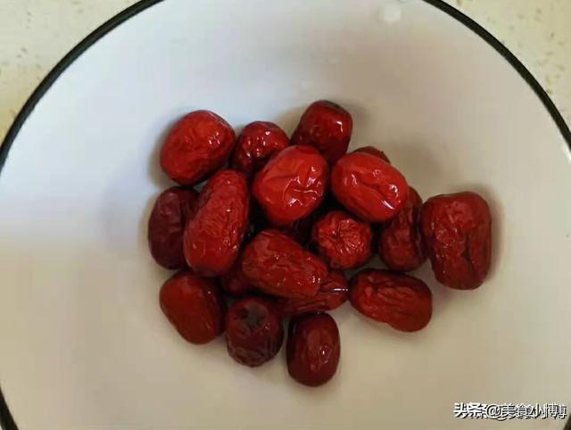 木瓜炖银耳如何制作，一块木瓜一把银耳