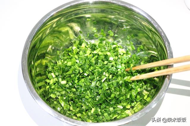 韭菜盒子制作方法，韭菜盒子怎么做出来又软又香（北疆食堂丨兵哥哥教你做韭菜盒子）