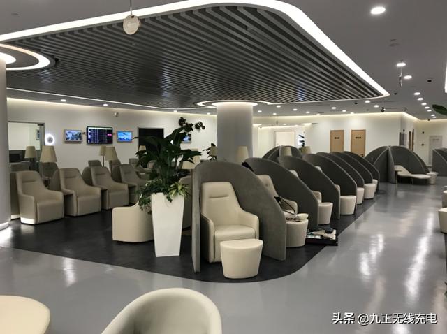 飞机上有没有可以充电的地方，机场充电不用再找插座了