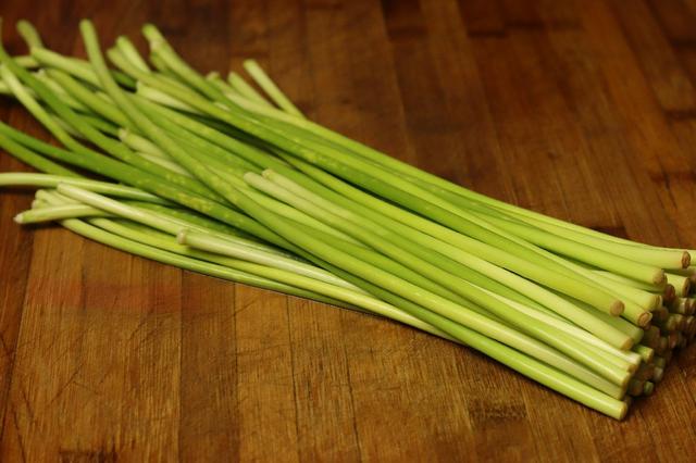 炒蒜苔用焯水吗，炒蒜苔时要不要先焯水（炒蒜苔最忌焯水和直接炒）
