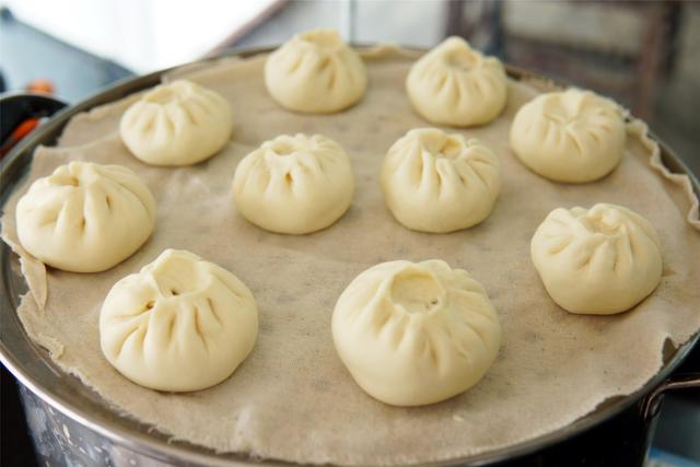 白菜包子馅怎么做好吃，夏天怎么做白菜馅包子（白菜包子这样调馅太香了）