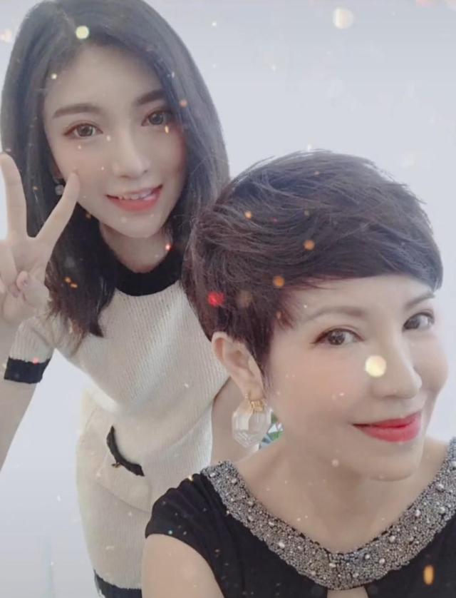 杭天琪在历届春晚演唱，曾9登春晚舞台的西北歌后杭天琪