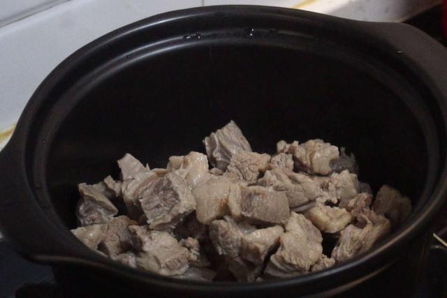 煮肉什么时候放盐，炖牛肉放盐什么时候合适（不管炖啥肉不要提前放盐）