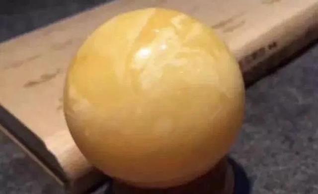 鸡油黄蜜蜡与普通蜜蜡的区别，浅析如何辨别鸡油黄蜜蜡的真假