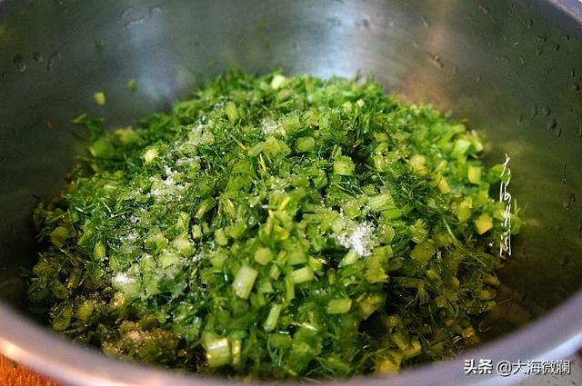 荠菜香菇素馅做法，遇到这菜别手软