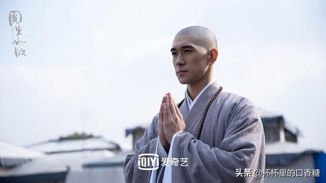 一生一世任嘉伦白鹿合照红底，任嘉伦帅气白鹿靓丽