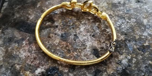 手镯怎么看真假，怎么区分黄金手镯的真假（详解最全辨别黄金手镯的真假攻略）