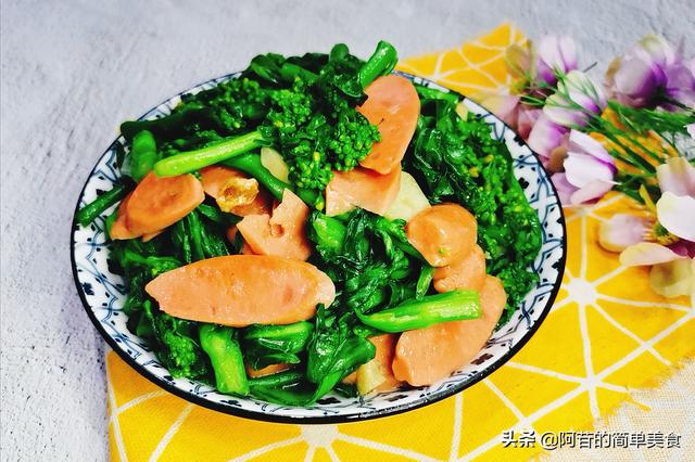 油菜苔炒着吃很下饭，油菜苔快炒火腿片