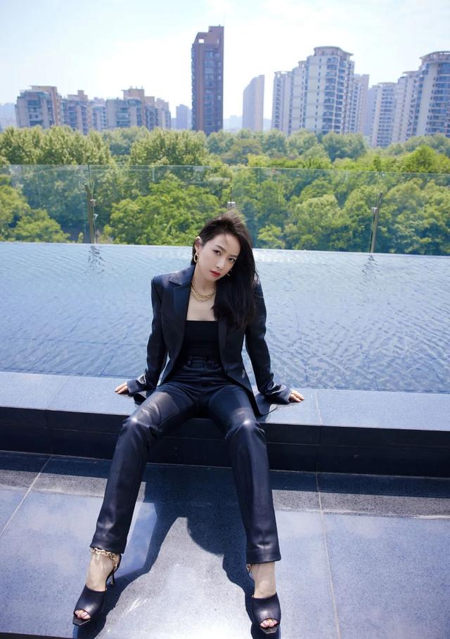 细跟的高跟鞋穿搭，今年的时髦高跟鞋都在这儿了