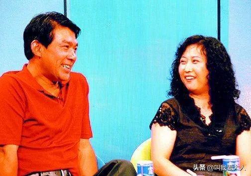 朱时茂春晚最新消息，与旗袍美女饮酒红光满面