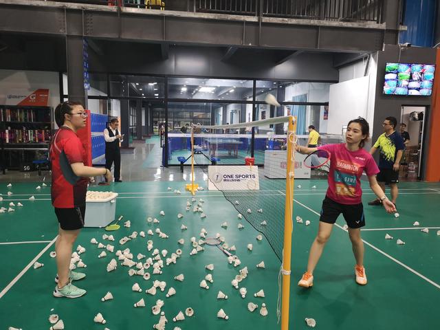 能打篮球的房间推荐，289m²现代轻奢风/地下室打造一个篮球空间/杭州别墅设计