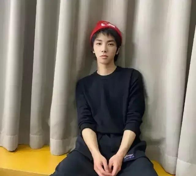 华晨宇女朋友是谁，华晨宇最早的女朋友（男方工作女方甜蜜跟随）