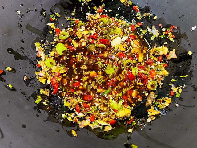 小鲨鱼怎么做好吃，鲨鱼怎么搞才好吃（鲨鱼做菜褪沙很重要）