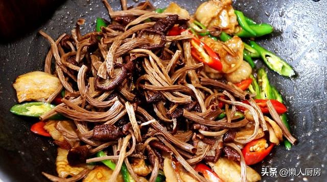茶樹菇搭配五花肉，炒了一盤下飯菜，一上桌就被家人搶光了 熱愛美食 第17张