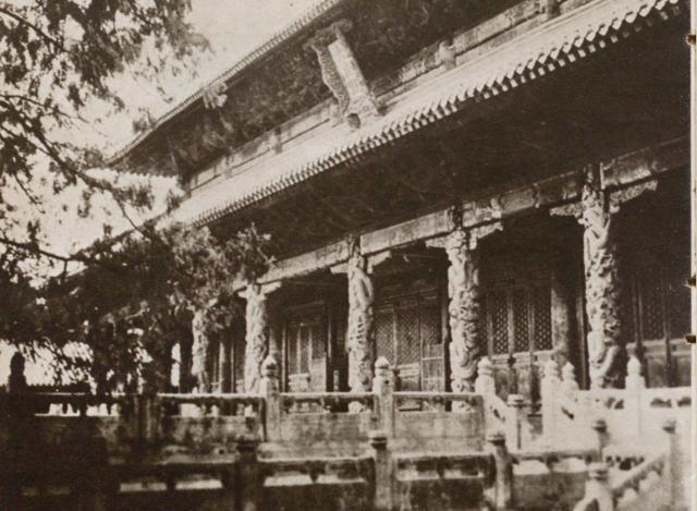 至圣先师儒家学派，在读书人中的地位无比崇高