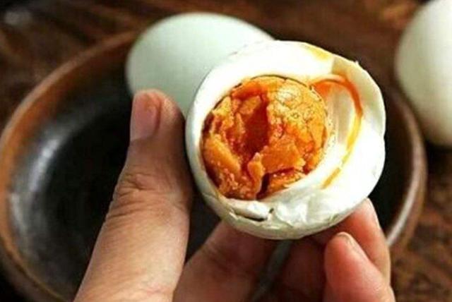 咸鸡蛋的腌制方法，盐水咸鸡蛋的腌制方法图解（多加这“2种料”）