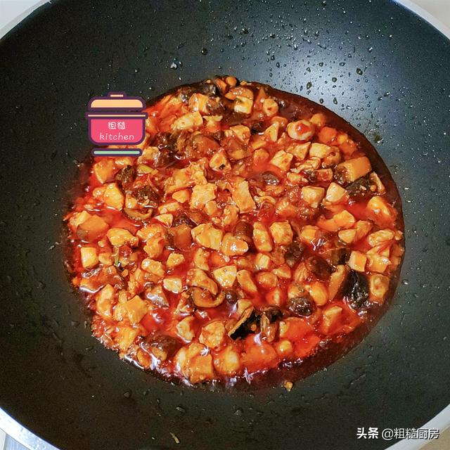 香菇鸡肉面的做法，1把面条1块鸡肉3颗香菇