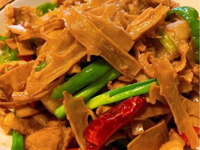 老笋干炒腊肉正宗做法，埋藏在儿时记忆里的那道笋干炒肉