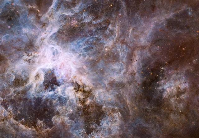 二十亿光年的孤独，二十亿光年的孤独宇宙正在倾斜