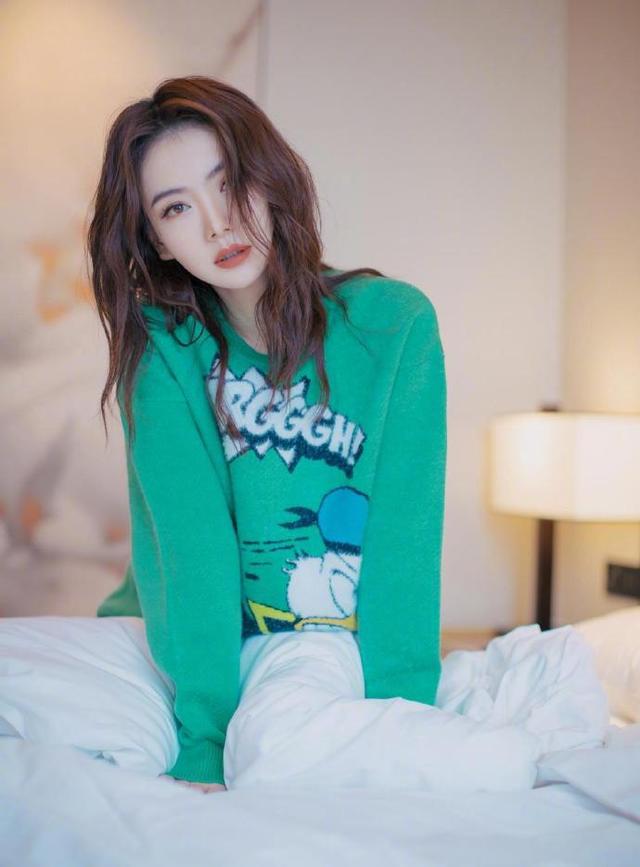 脸小的女生适合什么样的发型，好看显脸小适合所有脸型的发型