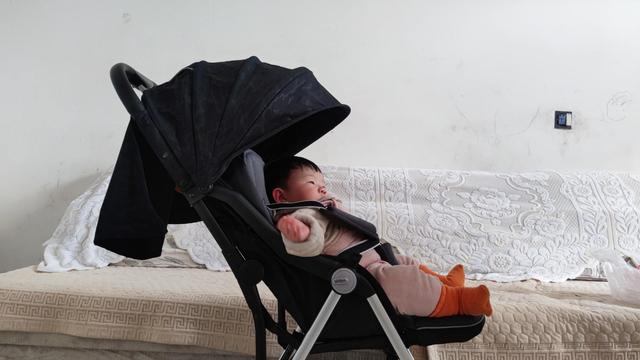 quinny婴儿推车折叠，这是给宝宝的第一辆座驾