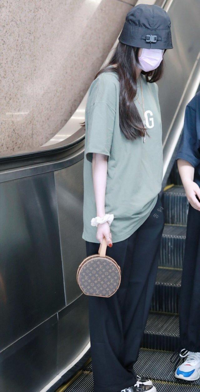 歐陽娜娜機場私服照釋出：穿暗綠T恤搭配高腰闊腿褲，時尚感十足 娛樂八卦吃瓜 第4张
