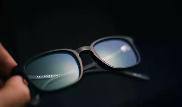 太阳镜怎么挑选，怎么选择适合自己的太阳镜（夏天开车阳光刺眼）