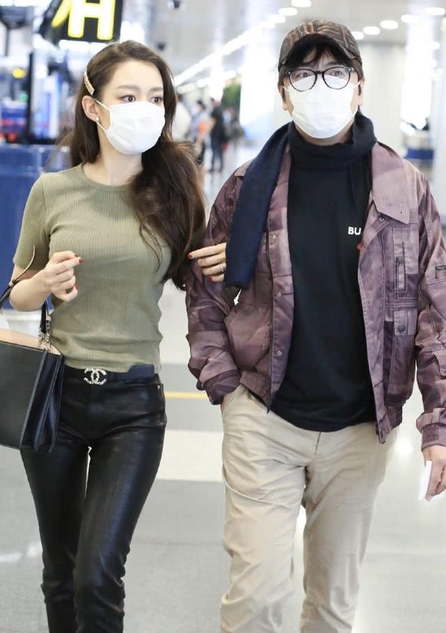 吉娜郎朗現身機場，吉娜罕見低調戴鴨舌帽配口罩，網友：衣服太土 娛樂八卦吃瓜 第6张