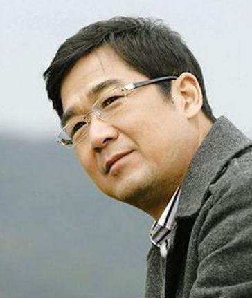 张国立的婚姻史，张国立与罗秀春离婚34年