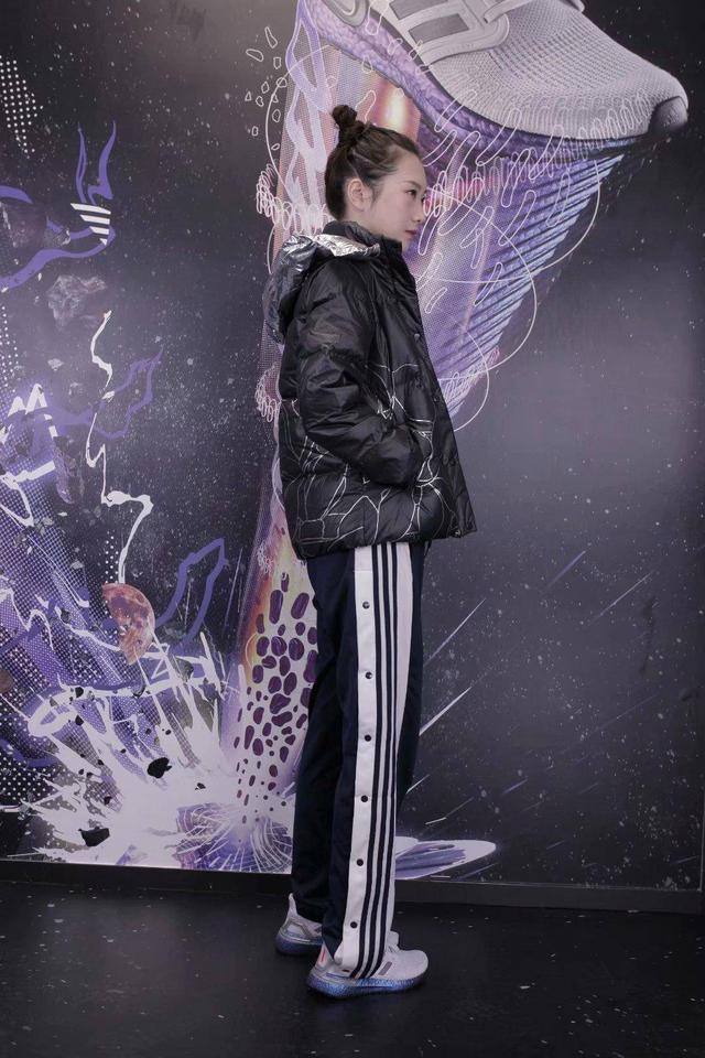 阿迪达斯羽绒服，如何判断adidas羽绒服真伪（阿迪达斯专柜经典款三条杠羽绒棉服面包服）