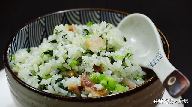 原來飯店菜飯這麼好吃，是這樣做的，青菜綠油油，一點都不黃 熱愛美食 第17张