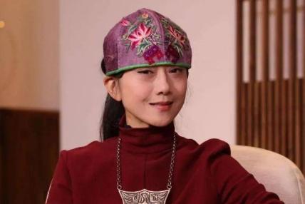 杨丽萍为什么总戴帽子，杨丽萍为什么戴帽子十年