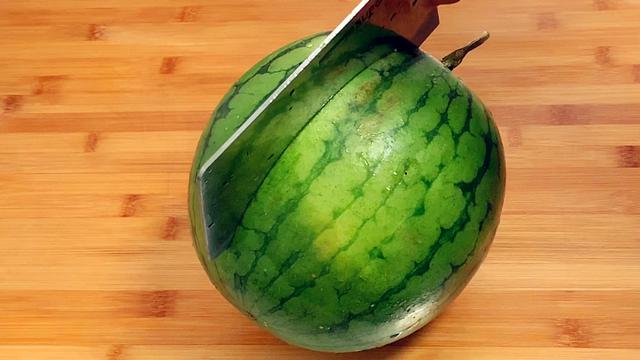 切西瓜怎么切好看，西瓜如何切更好吃又好看（切西瓜别用老一套了）