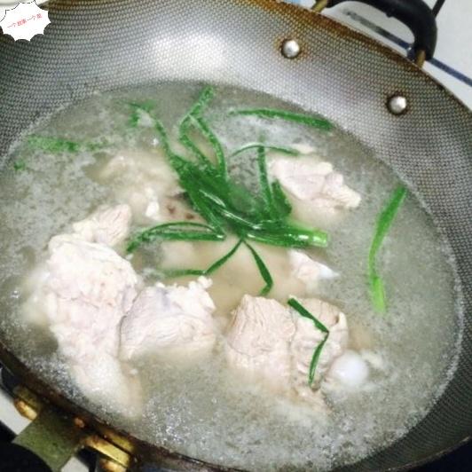 筒骨玉米汤胡萝卜汤的家常做法，玉米胡萝卜大骨汤做法筒单易学鲜香美味营养又可口