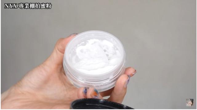 调整肤色的控油蜜粉，一款能够满足不同肤色需求的散粉——纪梵希明星四宫格散粉1号