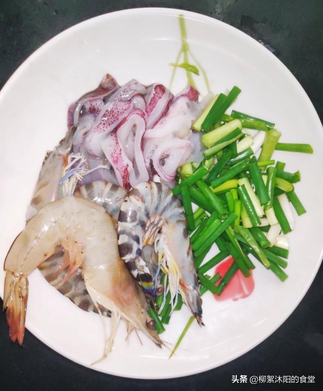 4条大虾1条鱿鱼1把红薯粉条，粉丝大虾最好吃的做法