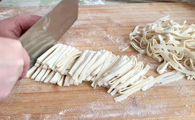 手工擀面条怎么和面才能够更筋道，和面只加水是不对的