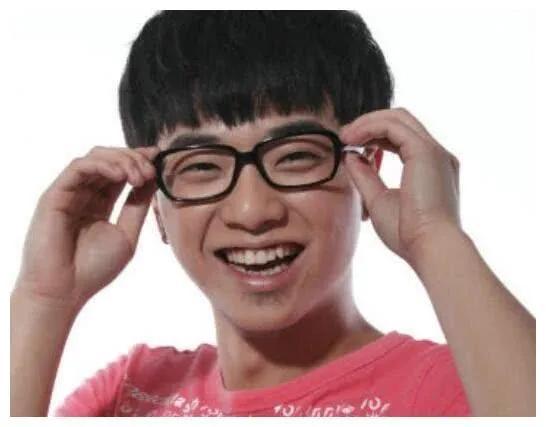 华晨宇女朋友是谁，华晨宇最早的女朋友（男方工作女方甜蜜跟随）