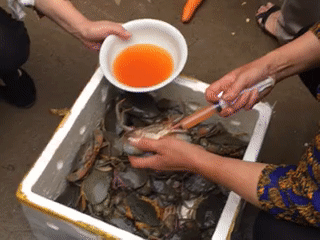 「小姐姐穿的靴子這麼嚴實，捂一天什麼味道？」哈哈哈 搞笑整蠱 第26张