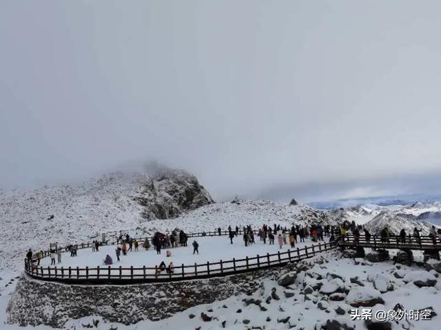 还高冠潭口留别舍弟岑参，北风卷地百草折