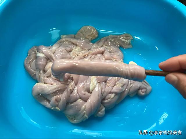 猪小肠怎么洗才干净，处理过的猪小肠怎么洗不臭（清洗猪小肠时，加醋加碱都错了）