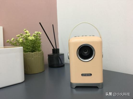 投影仪亮度一般多少合适啊，你的投影仪应该要有多亮才够