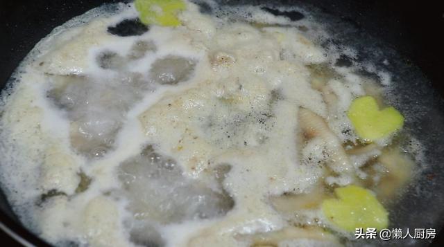 原來鹽焗雞爪這麼簡單，學會這做法，雞爪皮脆肉彈，沒有一點腥味 熱愛美食 第7张
