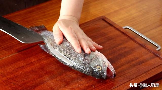夏季，吃著烤魚，喝著啤酒，生活很愜意，這是家庭版烤魚的做法 熱愛美食 第8张