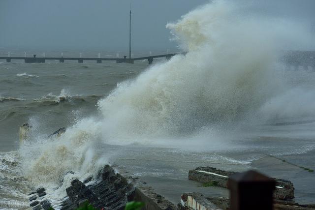 万吨巨轮瞬间被巨浪掀翻然后沉没，万吨巨轮遭遇飓风沉入太平洋