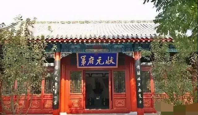 未见当年秦始皇典故，一棵大树挡去路