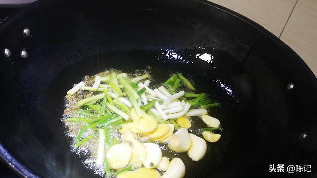 辣子鸡怎么炒才好吃，怎样炒辣子鸡才好吃（辣子鸡要这样炒才好吃）