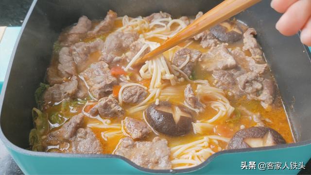 牛肉金针菇怎么炒好吃又嫩，加一把金针菇这样做