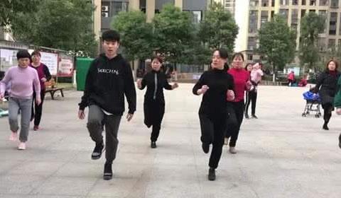 t1m鬼步舞背景音乐，鬼步舞是不是都有几种